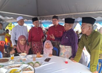 ISMAIL ABDUL MUTTALIB (dua dari kanan) beramah mesra dengan para tetamu dalam Majlis Aidilfitri Peringkat Parlimen Maran di Sungai Ling, Mara, Maran, Pahang, hari ini.