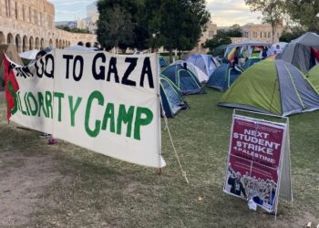 PELAJAR mendirikan khemah sebagai tanda bantahan terhadap perang Gaza di luar Universiti Sydney.-AFP