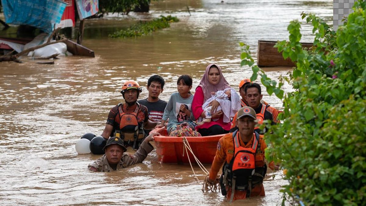 Lebih 12,000 mangsa banjir terkandas di Sulawesi Selatan