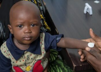 PLASTER vaksin campak ditampal pada pergelangan tangan seorang kanak-kanak di Gambia.-AGENSI