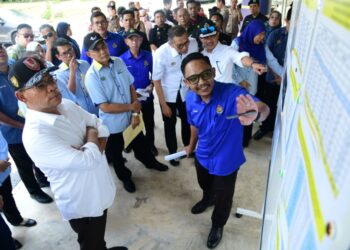 SAIFUDDIN Nasution Ismail mendengar penerangan sewaktu kunjungan ke Kompleks Imigresen, Kastam, Kuarantin dan Keselamatan (ICQS) Wang Kelian, Perlis hari ini. -UTUSAN/IZLIZAN OTHMAN