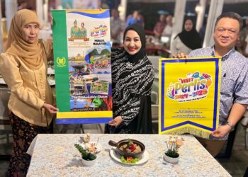 TUANKU Syed Faizuddin Putra Jamalullail (kanan) bersama Tuanku Dr. Lailatul Shahreen Akashah Khalil (dua dari kanan) berkenan melancarkan promosi masakan Kurma Daging Perlis di Pantai Seaview Halal Restaurant, Pa Tong, Phuket, Thailand. -UTUSAN/ASYRAF MUHAMMAD