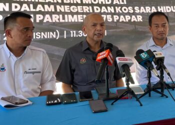 ARMIZAN Mohd. Ali (tengah) dalam sidang akhbar selepas meninjau pelaksanaan projek Loji Rawatan Air (LRA) Kogopon fasa dua di Papar, Sabah, hari ini.