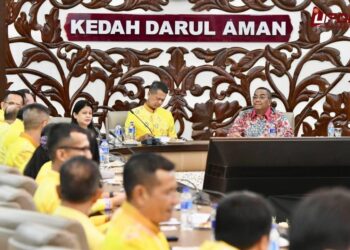 MUHAMMAD Sanusi Md. Nor mengadakan perbincangan bersama delegasi Thailand diketuai Somnuk Promkheaw (dua dari kanan) di Wisma Darul Aman, Alor Setar, Kedah.