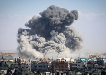 ASAP berkepul-kepul selepas pengeboman Israel di Rafah, selatan  Gaza, tahun lalu. -AFP