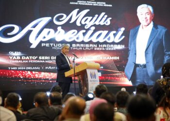 AHMAD Zahid Hamidi menyampaikan ucapan pada Majlis Apresiasi Petugas Barisan Hadapan Monsun Timur Laut 2023 / 2024 di Pusat Dagangan Dunia Kuala Lumpur, hari ini. - UTUSAN/SADDAM YUSOFF