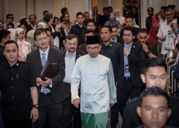 ANWAR Ibrahim ketika hadir pada majlis perhimpunan bulanan Kementerian Kewangan di Putrajaya. - UTUSAN/FAIZ ALIF ZUBIR