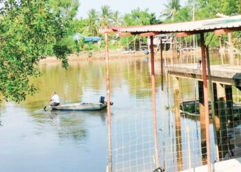 PEMANDANGAN dari jeti Kampung Bahagia di Teluk Intan, Perak yang akan dibina jambatan merentasi Sungai Perak ke Kampung Terengganu di seberangnya. - UTUSAN/AIN SAFRE BIDIN