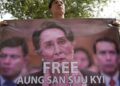 WARGA Myanmar memegang poster Aung San Suu Kyi semasa protes di hadapan bangunan PBB di Bangkok.-AFP
