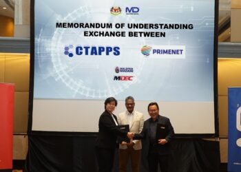 KETUA Eksport Digital MDEC, Gopi Ganesalingam (dua dari kiri) menyaksikan pertukaran Memorandum Persefahaman (MoU) antara syarikat teknologi Malaysia dan Indonesia.