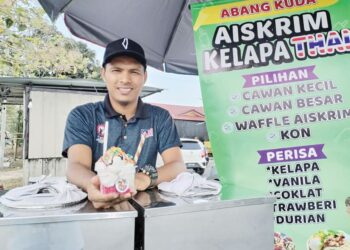 MOHD Ridzuan Zakaria menunjukkan 'aiskrim kelapa Thai abang kuda' yang dijual di Kampung Pak Kancil, Setiu, Terengganu,semalam. - UTUSAN/WAN ZURATIKAH IFFAH WAN ZULKIFLI