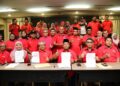 ABU Bakar Hamzah (duduk, emapt dari kiri) bersama ADUN Bersatu menunjukkan akujanji taat setia kepada parti yang ditandatangani di Hotel Brasmana, Kuala Perlis, Perlis. -UTUSAN/IZLIZAN OTHMAN