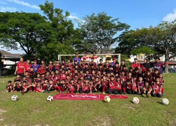 ABBAS Azmi (belakang tengah) bersama pasukan jurulatih dan pelatih-pelatih muda Kelab Bola Sepak Lestari Vipers pada majlis pelancaran jersi baharu di Seri Kembangan, Selangor.