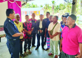 MOHD. Khairi Shafie (kiri) bersama pengusaha bot ketika taklimat bot penambang di Pulau Sri Tanjung, Tumpat, Kelantan. – UTUSAN/ROHANA ISMAIL