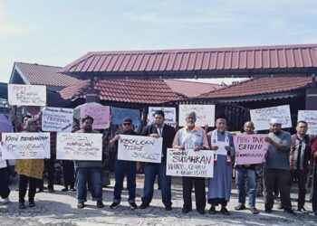 SEBAHAGIAN waris mengadakan bantahan aman terhadap cadangan menutup sepenuhnya tingkatan satu hingga lima di SMK Khir Johari, Sungai Petani.