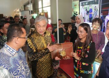AHMAD Zahid Hamidi (dua dari kiri) melawat gerai pameran agensi di bawah Kementerian Kemajuan Desa dan Wilayah sempena mesyuarat penyelarasan exco-exco luar bandar di Kota Kinabalu, hari ini.