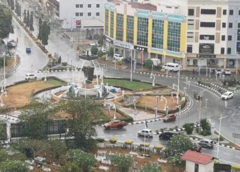 KEADAAN jalan yang basah ekoran hujan di bandar Kuala Terengganu, Terengganu, semalam. - UTUSAN/KAMALIZA KAMARUDDIN