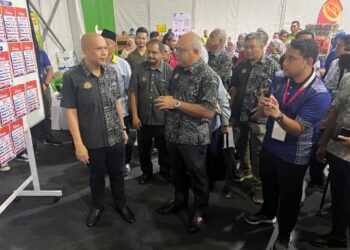 ARMIZAN Mohd. Ali (kiri) meninjau gerai Jualan Rahmah yang beroperasi sempena Karnival KPDN 2024 di Kangar Jaya, Perlis, semalam. - UTUSAN/ASYRAF MUHAMMAD
