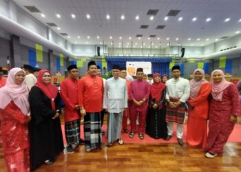 WAN ROSDY Wan Ismail (lima dari kiri) bersama barisan pimpinan UMNO Bahagian Paya Besar pada Majlis Sambutan Hari Ulang Tahun UMNO Ke-78 Peringkat Negeri Pahang di Dewan Datuk  Seri Abdul Manan Ismail di Kuantan, Pahang.