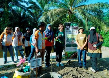 SANDREA Ng Shy Ching  (tiga dari kanan) dalam program Lestarikan Sungai Kita, Hijaukan Lanskap Kita di Dataran Sungai Dipang, Kampung Sahom, Kampar. - UTUSAN