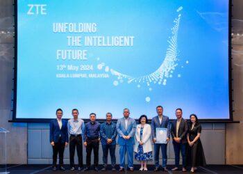 Pengerusi Suruhanjaya Komunikasi dan Multimedia Malaysia (SKMM), Tan Sri Mohamad Salim Bin Fateh Din (empat dari kiri) dan Pengarah Urusan ZTE Malaysia, Steven Ge (enam dari kiiri) dalam pelancaran percubaan lansung 5G-A terpantas dalam Malaysia Books of Record (MBR).