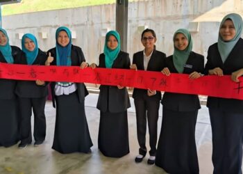 Sekolah Kebangsaan Clifford menghasilkan kaligrafi Cina sepanjang 28 meter sempena Karnival Bahasa Cina di sekolah berkenaan di Lipis, Pahang.