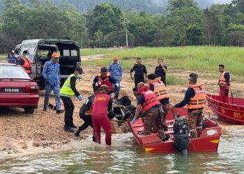 MAYAT diserahkan kepada pihak polis untuk tindakan selanjutnya setelah mangsa ditemui lemas di Empangan Tasik Pedu, Kuala Nerang di Padang Terap.