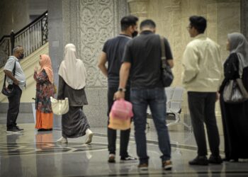 SEBAHAGIAN ahli keluarga bekas penuntut UPNM hadir di Mahkamah Rayuan Putrajaya bagi rayuan berkaitan kes kematian Pegawai Kadet Laut universiti itu, Zulfarhan Osman Zulkarnain. UTUSAN/FAIZ ALIF AHMAD ZUBIR