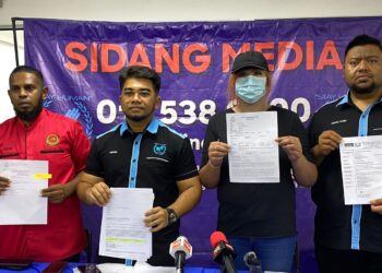 ALICE Loo (dua dari kanan) dan Hishamuddin Hashim (dua dari kiri) menunjukkan laporan polis yang dibuat dalam sidang akhbar di Kuala Lumpur, hari ini.