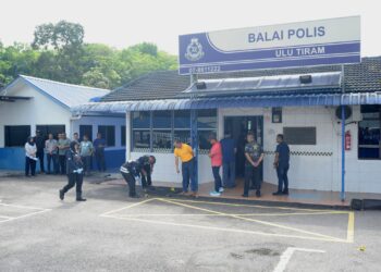 Anggota polis memeriksa kelongsong peluru dalam kes tembakan menyebabkan dua anggota polis meninggal dunia manakala seorang suspek terbunuh Jumaat lalu. -UTUSAN/RAJA JAAFAR ALI