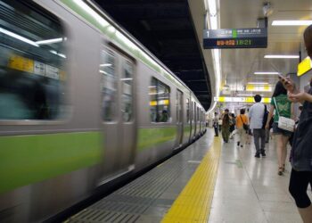 PENUMPANG tren di laluan JR Yamanote di Tokyo mengalami kelewatan kerana seekor ular dikesan di dalam kereta api itu.-AGENSI