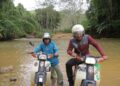 MOHD Alwi Ismail (kiri) bersama rakannya menolak motosikal sambil meredah sungai semata-mata mahu mengajar agama di Pos Balar, Gua Musang, Kelanta. n-UTUSAN/ AIMUNI TUAN LAH