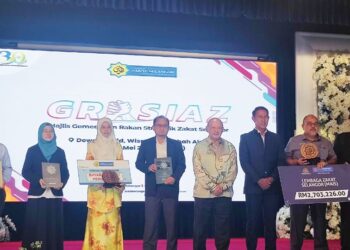 MOHD. Sabirin Sarbini (tiga dari kanan) bergambar bersama sebahagian penerima penghargaan terdiri daripada wakil syarikat korporat yang menunaikan zakat perniagaan syarikat korporat pada majlis itu di Shah Alam, Selangor.