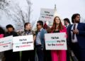 PENUNJUK perasaan memegang papan tanda menyokong TikTok di luar Bangunan Capitol AS di Washington.-AFP
