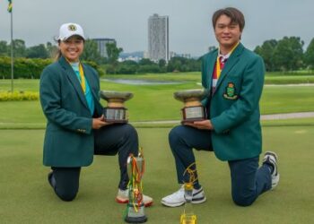 JONATHAN Manuel dan Ngo Yi Belle bergambar bersama trofi kejuaraan masing-masing di di Kelab Golf Diraja Selangor (RSGC), Kuala Lumpur.