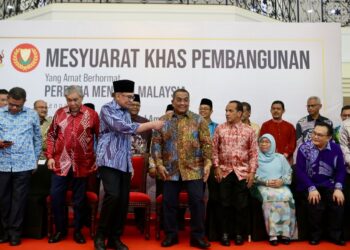 ANWAR Ibrahim bersama Muhammad Sanusi Md Nor menghadiri Mesyuarat Khas Pembangunan di Wisma Darul Aman, Alor Setar. -UTUSAN/SHAHIR NOORDIN