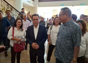 MOHD.Shafie Apdal antara tiga bekas Ketua Menteri Sabah yang hadir di Kompleks Mahkamah Kota Kinabalu hari ini.