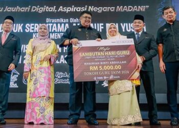 AB. RAUF Yusoh menyampaikan anugerah kepada Khairiah Abdullah pada Majlis Sambutan Hari Guru JAIM 2024 di sebuah hotel di Melaka.