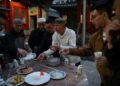 SELALUNYA penganut agama lain di luar negara akan menyediakan makanan halal untuk umat Islam ketika penganjuran sesuatu majlis. – AFP