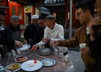 SELALUNYA penganut agama lain di luar negara akan menyediakan makanan halal untuk umat Islam ketika penganjuran sesuatu majlis. – AFP