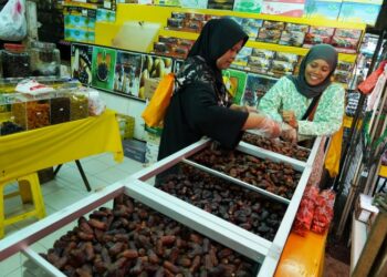 ORANG yang berpuasa di bulan Ramadan kemudian diikuti dengan enam hari di bulan Syawal ganjarannya amatlah besar. – UTUSAN/SYAKIR RADIN