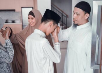 ISLAM mengajar kita menghormati ibu bapa dan menghargai pengorbanan mereka. – GAMBAR HIASAN