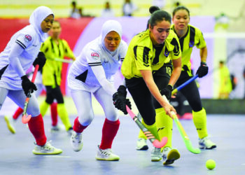 PEMAIN skuad hoki dalam dewan wanita negara (jersi kuning) mengawal bola ketika berdepan Indonesia dalam penentuan tempat ketiga dan keempat Kejohanan Piala Asia Hoki Dalam Dewan di Bangkok, Thailand.-IHSAN PERSEKUTUAN HOKI ASIA