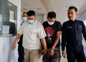 MUHAMMAD Hasan Abd. Hamid (kiri) dan Muhamad Nur Kholis Muhamad Syaikhuddin (dua dari kanan) ketika dibawa ke Mahkamah Sesyen Kuala Lumpur, semalam. - UTUSAN/SHIDDIEQIIN ZON