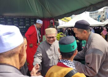 MOHD. Amar Nik Abdullah (tengah) bersalaman dengan hadirin selepas menyampaikan Kuliah Pagi Jumaat di Medan Ilmu, Kota Bharu, Kelantan, hari ini. UTUSAN/MUSTAQIM MOHAMED