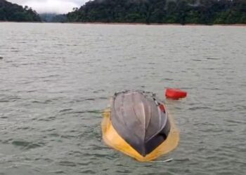 KEADAAN bot dipercayai dinaiki mangsa ditemui dalam keadaan terbalik di Tasik Pedu, dekat Kuala Nerang hari ini. -IHSAN PENDUDUK