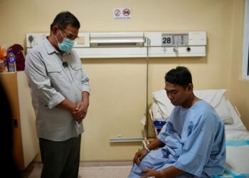 SAIFUDDIN Nasution Ismail melawat Koperal Mohd. Hasif Roslan yang dirawat di HSI setelah tercedera dalam serangan di Balai Polis Ulu Tiram, Johor Bahru, awal pagi semalam.