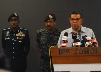 SAIFUDDIN Nasution Ismail (kanan) dalam sidang akhbar dengan diiringi Razarudin Husain (tengah) dan M. Kumar Ibu pejabat Polis Kontijen Johor, Johor Bahru. - UTUSAN/RAJA JAAFAR ALI