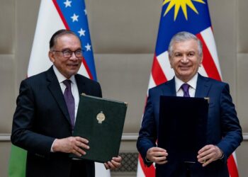 ANWAR  Ibrahim dan Shavkat Mirziyoyev selepas menandatangani kenyataan bersama yang menyentuh persetujuan dan komitmen  dicapai dalam pertemuan mesyuarat dua hala delegasi Malaysia dengan wakil Kerajaan Uzbekistan. - FB ANWAR IBRAHIM