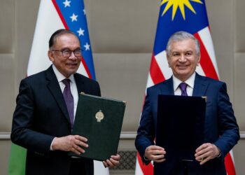 ANWAR  Ibrahim dan Shavkat Mirziyoyev semasa pertemuan mesyuarat dua hala delegasi Malaysia dengan wakil Kerajaan Uzbekistan mei lalu. - FB ANWAR IBRAHIM